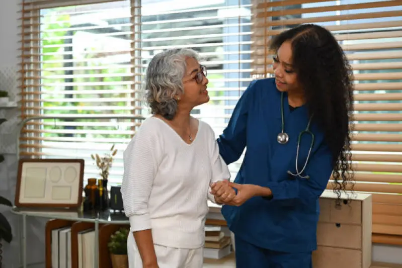 enfermeiro domiciliar para idoso com debilidade física